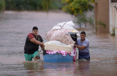 家財道具も「避難」 ブラジル南東部で洪水