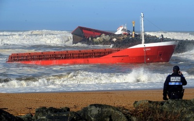 フランス沖で貨物船が難破、船体が真っ二つに