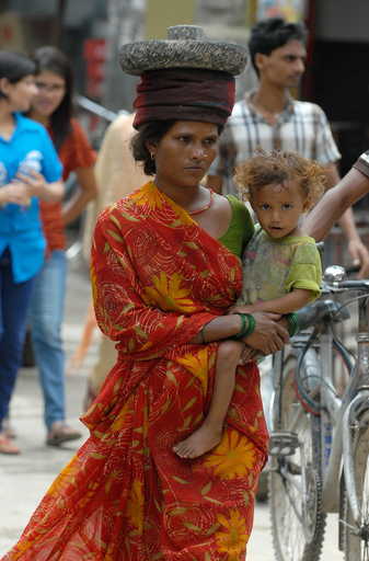 カトマンズの世界遺産「ダルバール広場」に集う市民たち