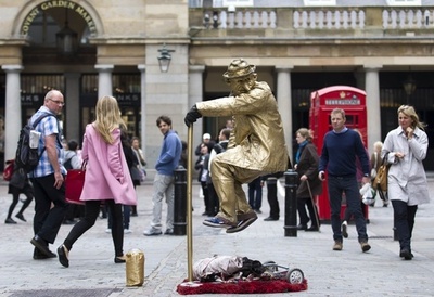 空中で席に着く大道芸人 ロンドン