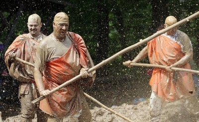 冬を追い払え！独ヘリングスドルフで泥祭り