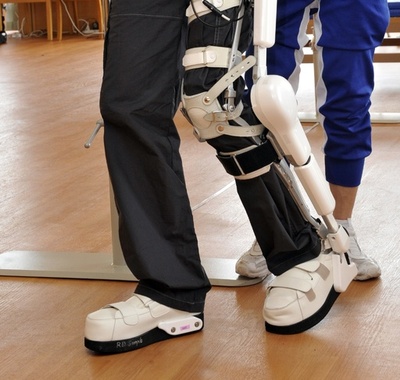 ロボット「外骨格」で高齢者の転倒を防止、研究