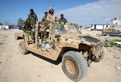 リビア南部の航空基地に攻撃、141人死亡