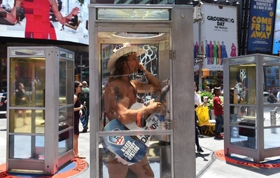 公衆電話の向こうから聞こえてくる移民の物語、米NYで街角アート