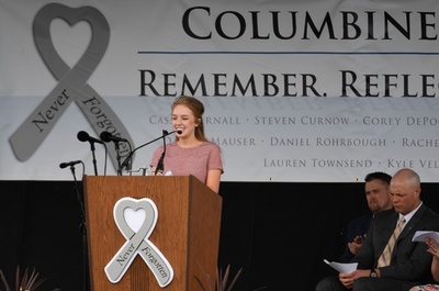 米「コロンバイン事件」から20年、犠牲者を追悼も進まぬ銃規制