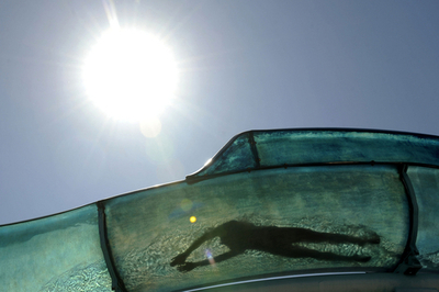 ドイツ各地で30度、プールや海で涼む人たち