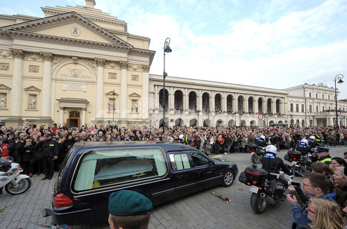 カチンスキ大統領の遺体 ポーランドに無言の帰国 写真16枚 ファッション ニュースならmode Press Powered By Afpbb News