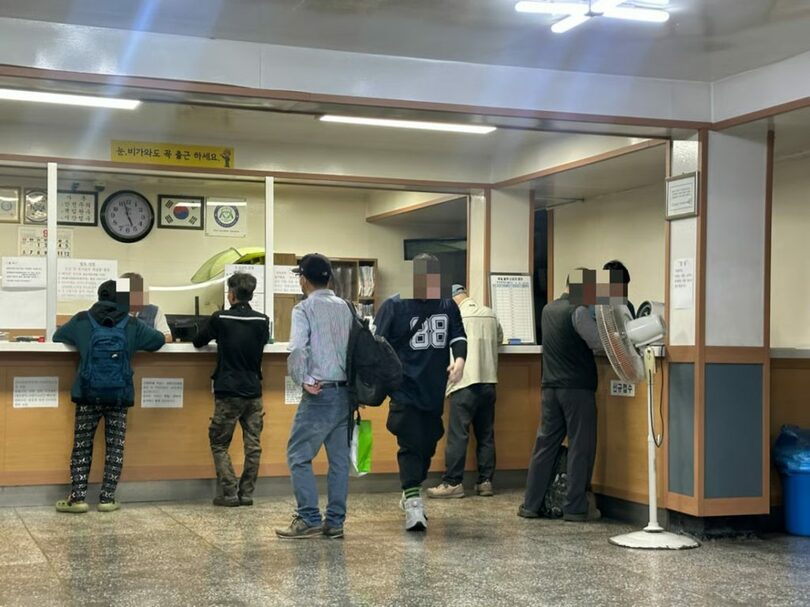 早朝から仕事を求める人が集まったソウル市江東区の人材紹介所＝2026年9月28日(c)MONEYTODAY