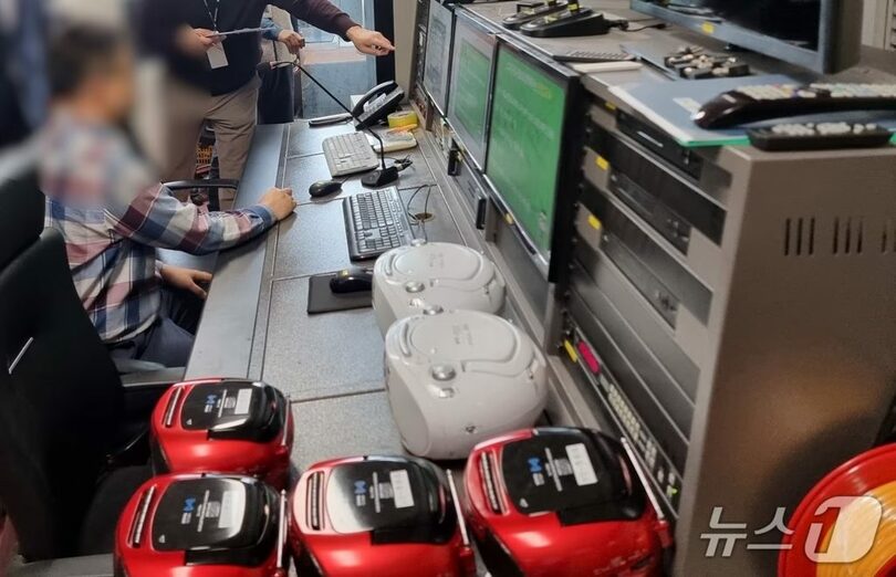 学校の放送室で機材を操作する様子＝写真は記事の内容とは関係ありません(c)news1