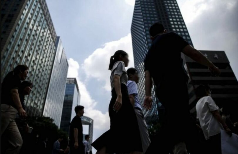 ソウル・世宗大路を歩く会社員ら(c)NEWSIS