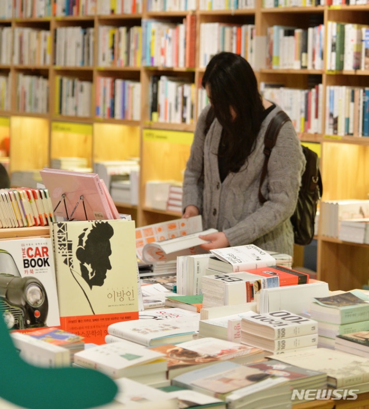 ソウルの本屋で本を選ぶ客(c)NEWSIS