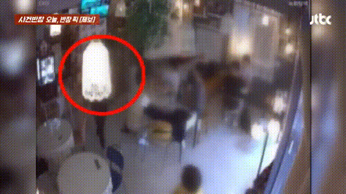 カフェのガラスドアに誤って顔をぶつける客（映像=JTBC「事件班長」）(c)MONEYTODAY