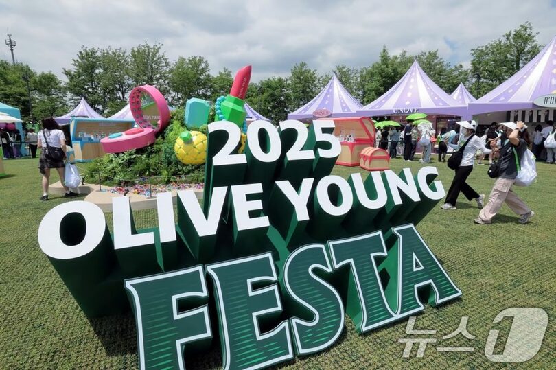 5月22日、ソウル・ノドゥル島で開催された国内最大規模の体験型ビューティ＆ヘルスイベント「2025オリーブヤングフェスタ」(c)news1