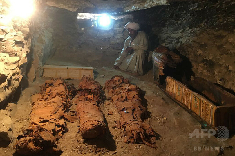 古代エジプトの金細工職人の墓発見、内部にミイラ