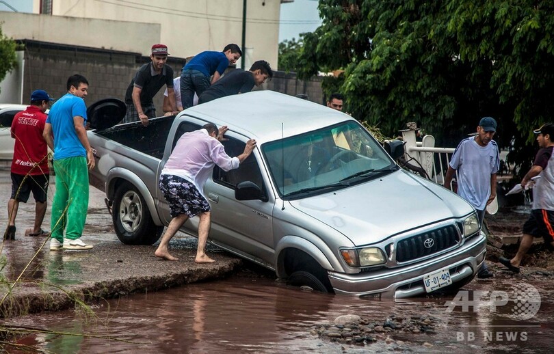 メキシコ西部で洪水、助け合う人々の姿も