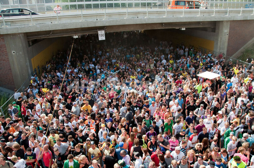 ドイツの音楽イベントで観客多数が転倒、死傷者多数