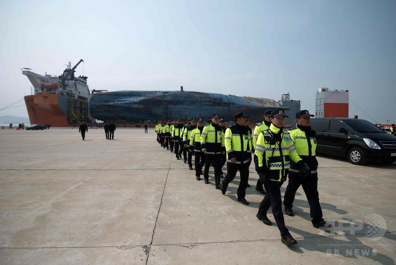 沈没から3年、セウォル号載せた運搬船が港に到着