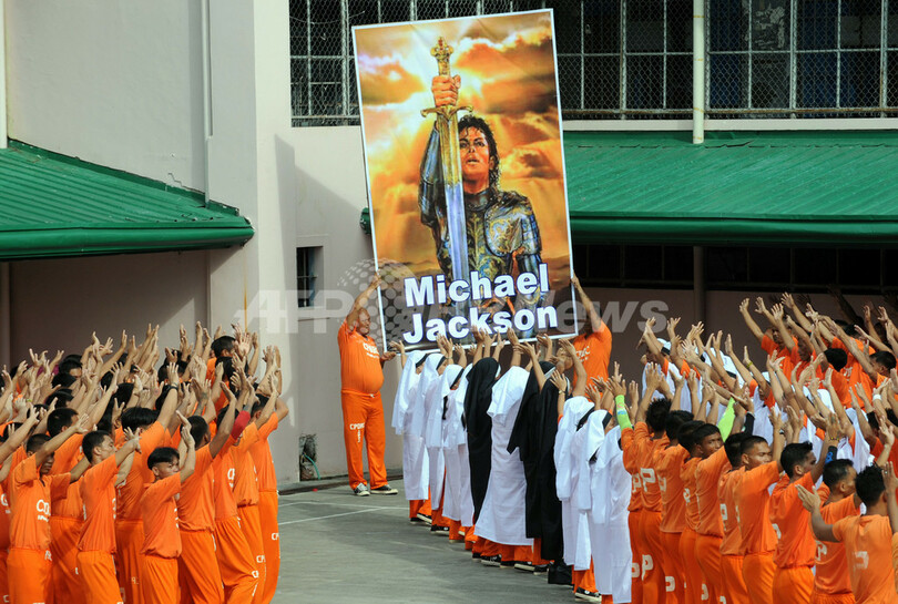 M・ジャクソンさんを追悼、セブ島刑務所で「スリラー」踊る