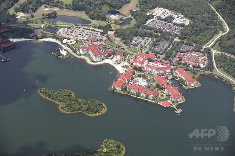 米ディズニー、男児死亡で「ワニ注意」標識設置に着手