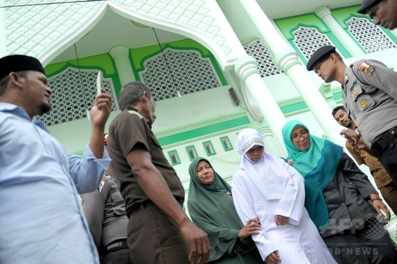 男性と近接した20歳女性、公開むち打ち刑 インドネシア・アチェ州