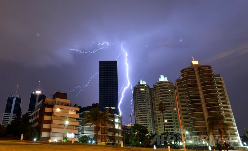 新年の空を切り裂く稲妻 ウルグアイ首都 写真6枚 国際ニュース Afpbb News