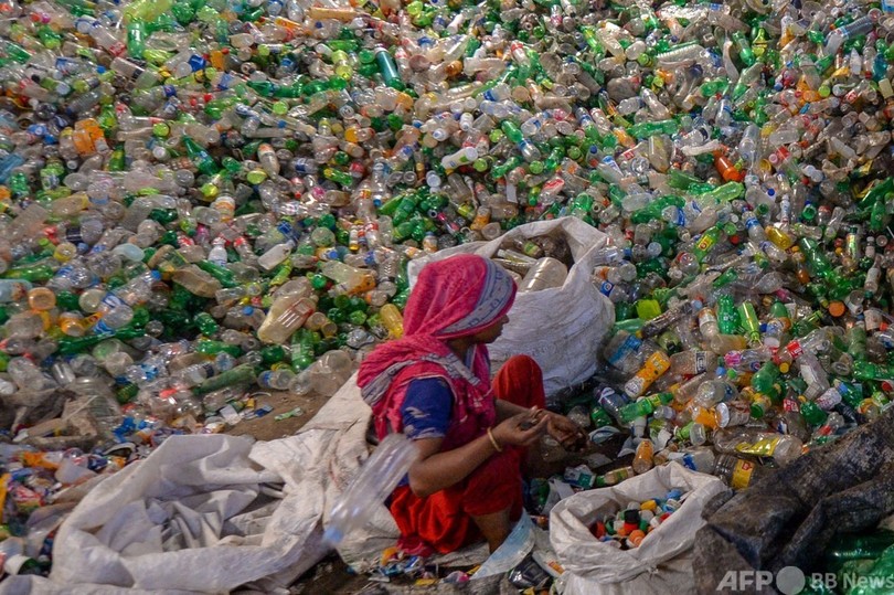 【今日の1枚】終わりの見えない分別作業、ダッカのリサイクル工場