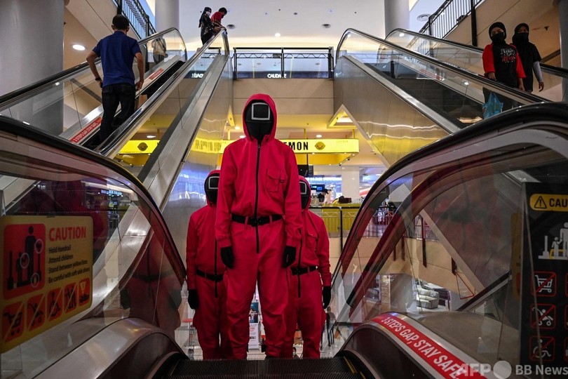「イカゲーム」のコスプレーヤー、マレーシアの商業施設に登場