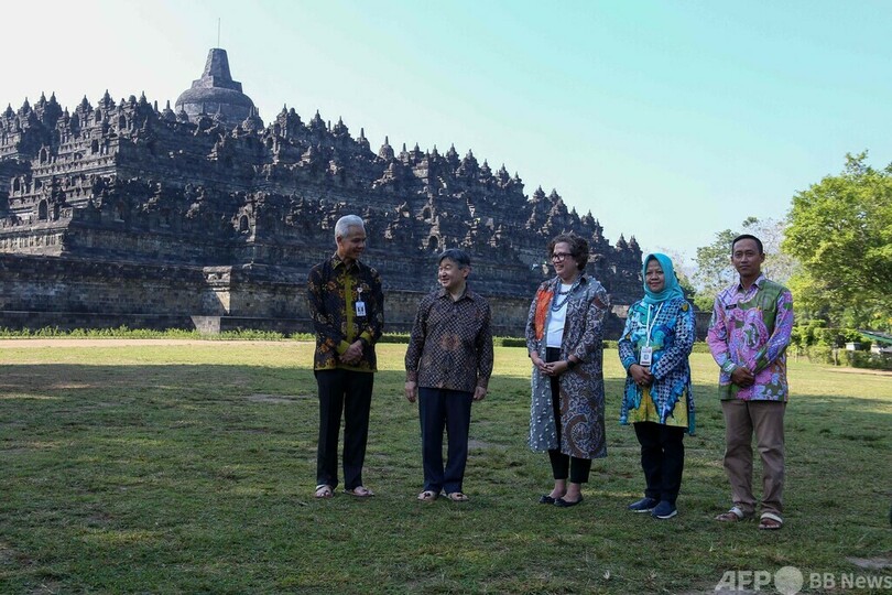 天皇陛下、ボロブドゥール寺院を訪問 インドネシア