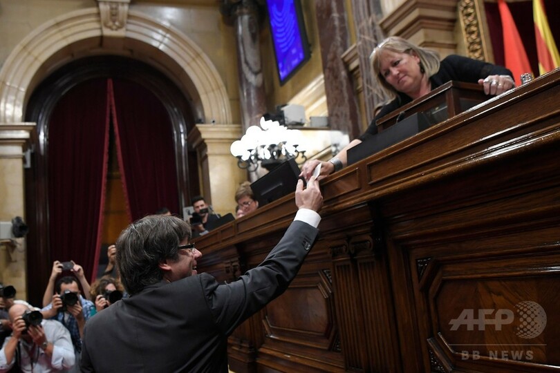 カタルーニャ州議会が独立宣言 スペイン政府、阻止の構え