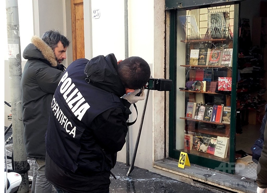イタリア極右系書店前で爆発、警官1人が片目と片腕失う イタリア極右系書店前で爆発、警官1人が片目と片腕失う