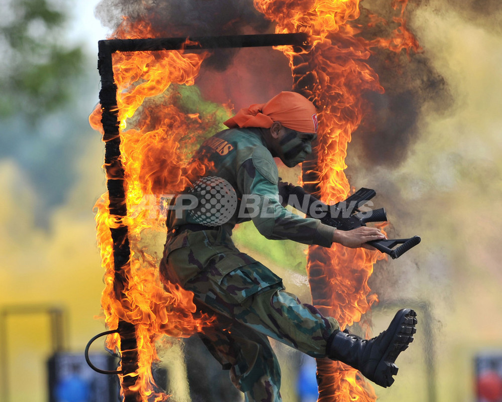【中古】 軍が支配する国インドネシア 市民の力で変えるために/コモンズ/シルビア・ティウォン 楽天市場】【中古】 軍が支配する国インドネシア 市民の力で