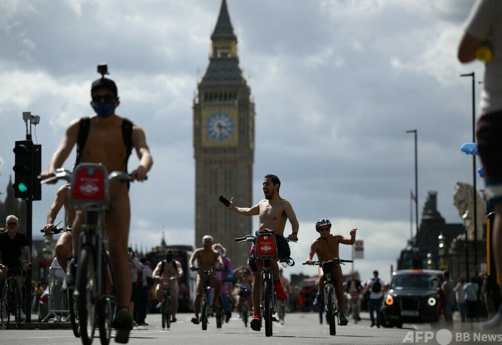 全裸自転車で石油依存に抗議 英ロンドン 写真6枚 国際ニュース：afpbb News 7784