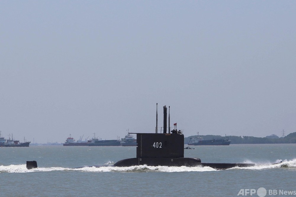 インドネシア潜水艦、消息絶ってから3日 酸素切れの恐れ