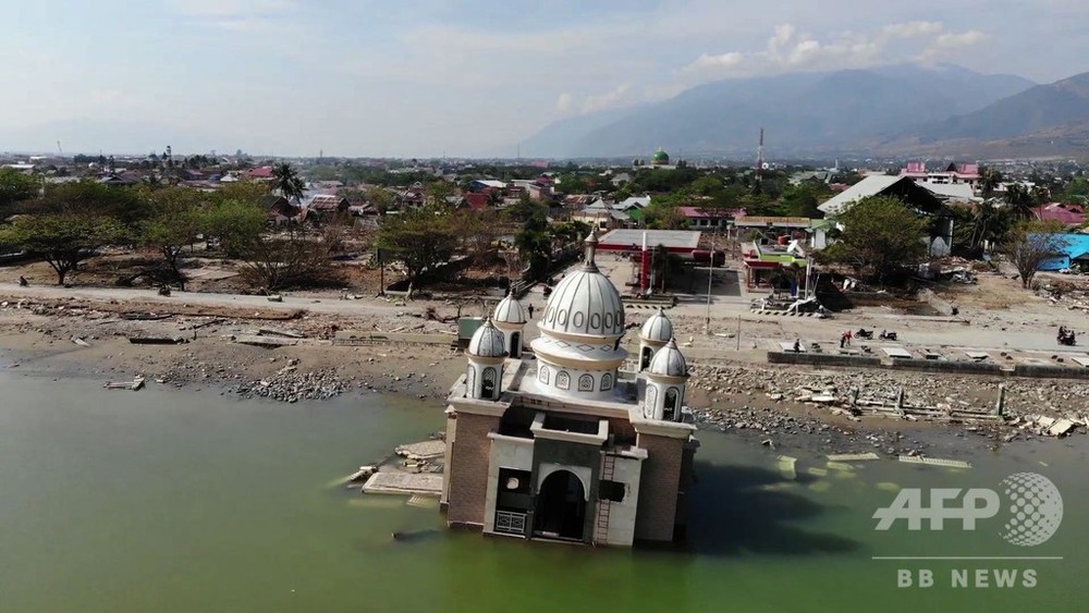 動画：スラウェシ島地震、給油所に長蛇の列 津波で水上モスクも岸に 写真1枚 国際ニュース：AFPBB News