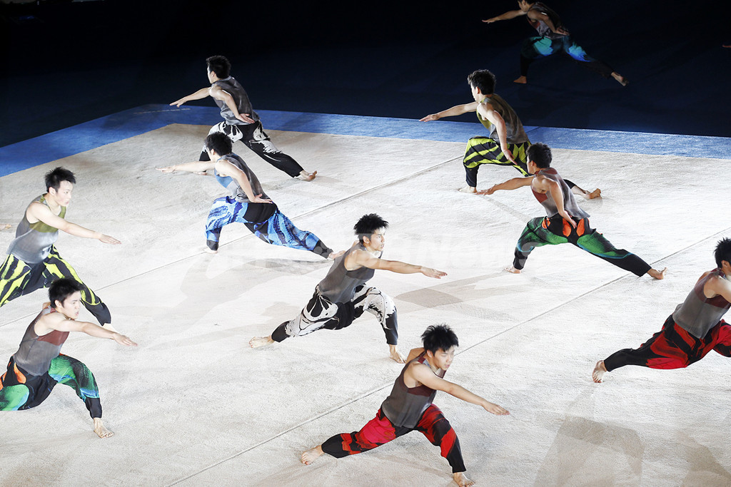 三宅一生×青森大学男子新体操部による特別公演開催