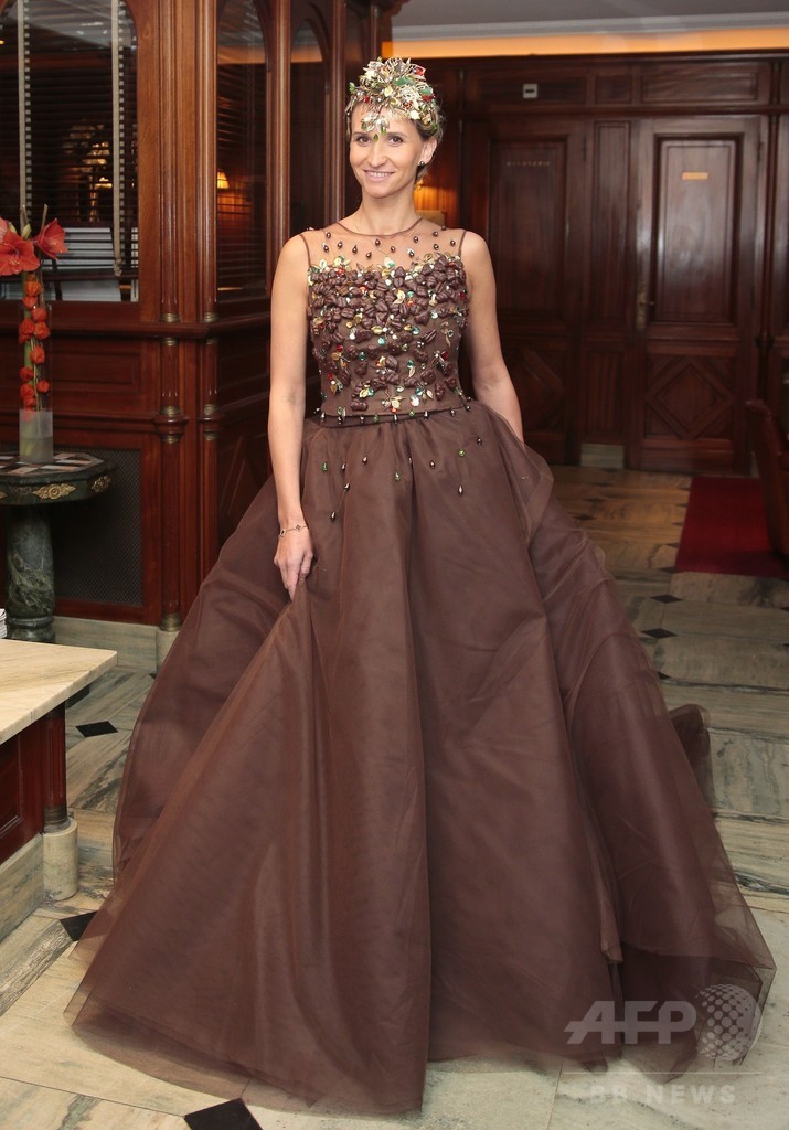 「サロン・デュ・ショコラ」控えチョコレートドレス披露、パリ