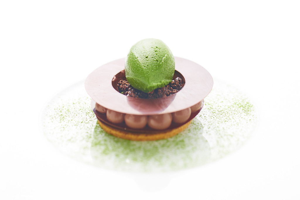 料理のオートクチュール「ベージュ アラン・デュカス 東京」で春を感じるコレクション