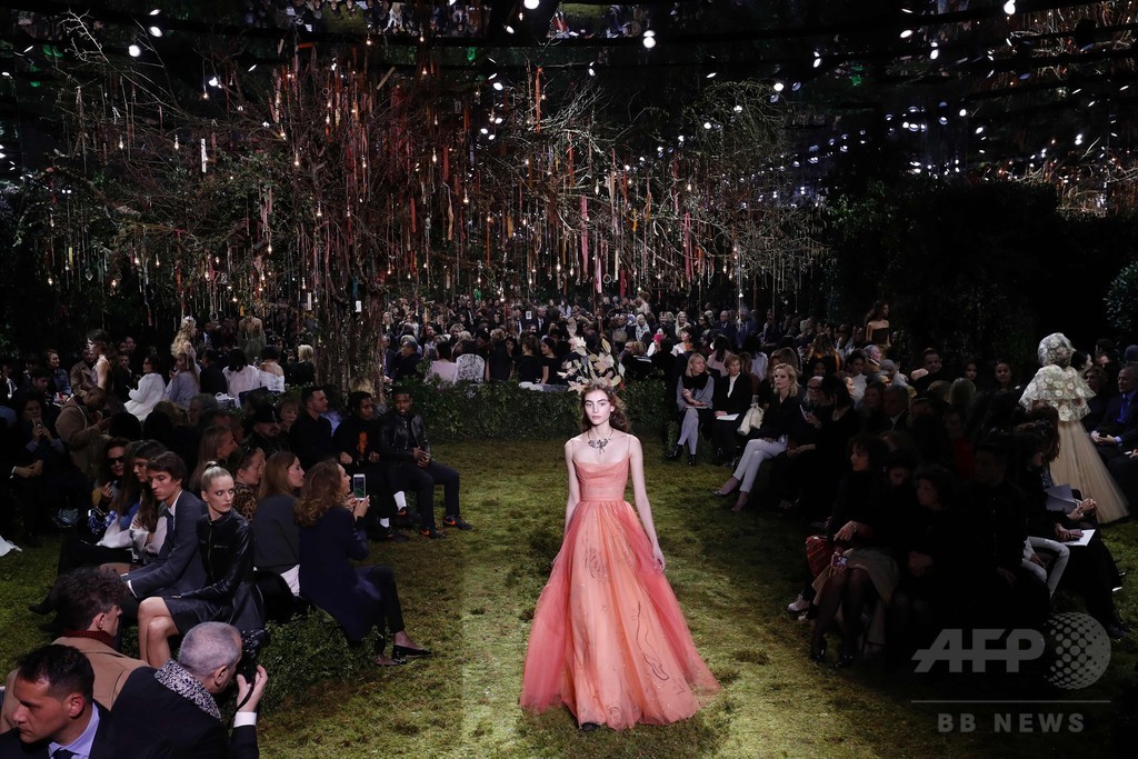 キウリによる初の「ディオール」オートクチュール、ファッション界から称賛