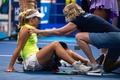 女子テニス、東レ・パンパシフィック・オープン、シングルス1回戦。負傷後に治療を受けるダリア・サビル（2022年9月20日撮影）。(c)Philip FONG/ AFP