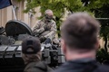 ロシア南部の都市ロストフナドヌーに進軍した民間軍事会社ワグネルの部隊（2023年6月24日撮影）。(c)Roman ROMOKHOV / AFP
