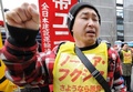都内の東京電力（TEPCO）本店前で抗議デモを行う原発作業員たち（2014年3月14日撮影）。(c)AFP/Toru YAMANAKA