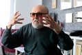 カザフスタン・アルマトイでインタビューに答える建築家のアルマス・オルダバエフさん（2023年2月15日撮影）。(c)Ruslan PRYANIKOV / AFP