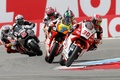 世界ロードレース選手権第8戦オランダGP、Moto2クラス決勝。レースに臨む出光ホンダの中上貴晶（手前、2016年6月26日撮影）。(c)AFP/ANP/Bas Czerwinski