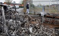 英領北アイルランド・ベルファストで燃やされたバスの残骸（2021年4月8日撮影）。(c)PAUL FAITH / AFP
