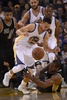15-16NBA、ゴールデンステイト・ウォリアーズ対サンアントニオ・スパーズ。サンアントニオ・スパーズのカウィ・レナード（右下）からボールをスチールするゴールデンステイト・ウォリアーズのステフェン・カリー（2016年4月7日撮影）。(c)AFP/Getty Images/Thearon W. Henderson