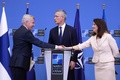 ベルギー・ブリュッセルで記者会見する北大西洋条約機構（NATO）のイエンス・ストルテンベルグ事務総長とスウェーデン、フィンランド両外相（2022年7月5日撮影）。(c)Kenzo TRIBOUILLARD / AFP