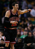 09-10NBA、ボストン・セルティックス（%%Boston Celtics%%）対シカゴ・ブルズ（%%Chicago Bulls%%）。試合はブルズが96-83でセルティックスを下し、3連勝した。写真はチームメイトに指示を出すブルズのカーク・ハインリック（%%Kirk Hinrich%%）。（2010年1月14日撮影）(c)AFP/Getty Images/Elsa