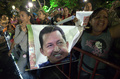 ベネズエラの首都カラカス（Caracas）で、ニコラス・マドゥロ（Nicolas Maduro）副大統領が行ったウゴ・チャベス（Hugo Chavez）大統領のがん再発についての発表に聞き入る大統領支持派の人々（2012年12月11日撮影）。(c)AFP/JUAN BARRETO