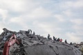 トルコのイズミルで、地震により倒壊した建物で行方不明者の捜索を行う人々（2020年10月30日撮影）。(c)MERT CAKIR / AFP