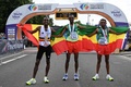 第18回世界陸上オレゴン大会、男子マラソン。（左から）3位に入ったベルギーのバシル・アブディ、優勝したエチオピアのタミアト・トラ、2位に入ったエチオピアのモシネト・ゲレメウ（2022年7月17日撮影）。(c)Jim WATSON / AFP